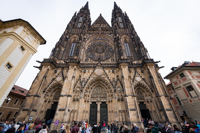 Full-Day Prague Tour with Prague Castle, Lunch and Vltava Cruise - Old Town Square and the Jewish Quarter bring the city together