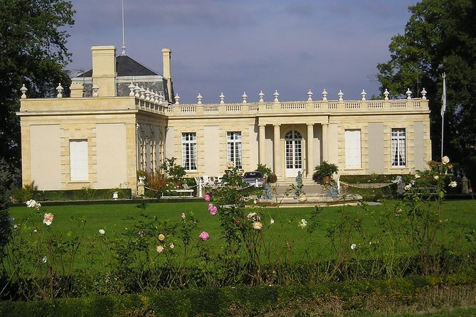 Full-day Saint-Emilion: Village, Undergrounds and Châteaux - The bilingual guide and group size