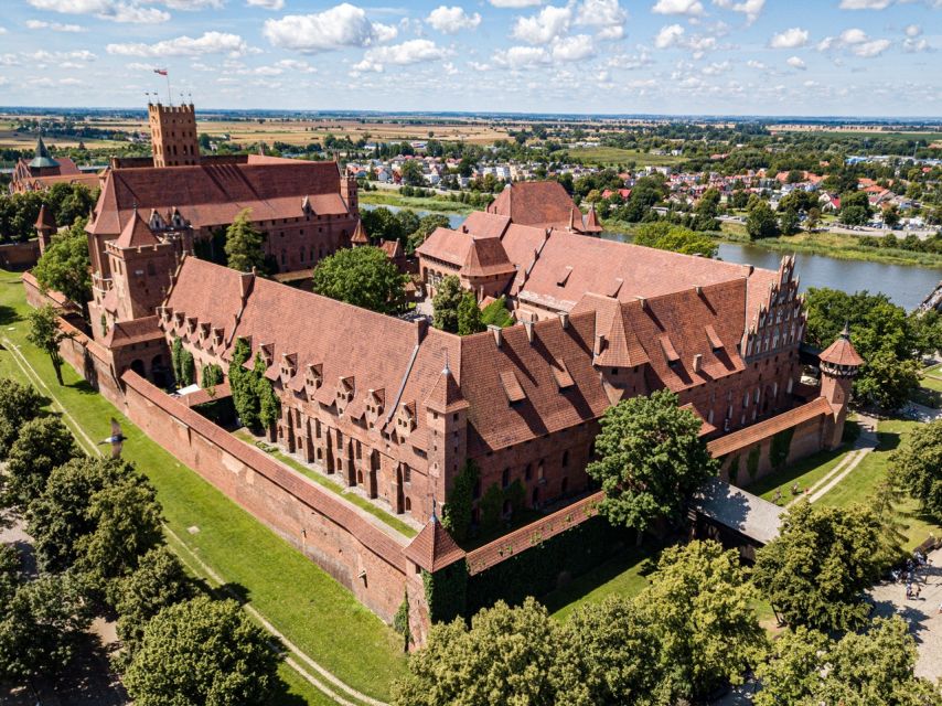 Gdansk: Malbork Castle & Westerplatte Tour with Local Lunch - A traditional lunch in a wooden house