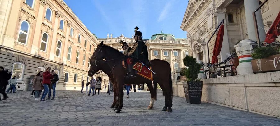 German guided tour through Budapest's castle district - Ruszwurm Confectionery and the old-town streets