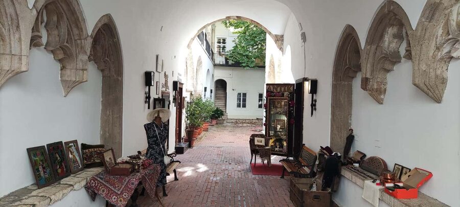 German guided tour through Budapest's castle district - From the Buda Castle Caves toward royal Buda