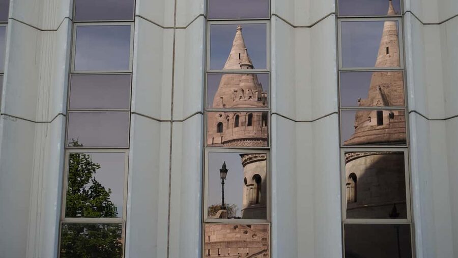 German guided tour through Budapest's castle district - Sándor Palace, the funicular, and the castle approach
