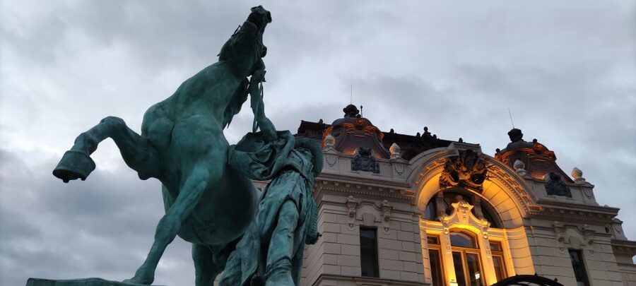German guided tour through Budapest's castle district - Meeting at the Vienna Gate and Mary Magdalene Tower