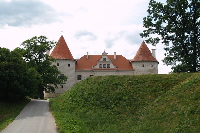 Group Day trip to Rundale Palace, Hill of Crosses & Bauska Castle - Two hours inside Rundale Palace