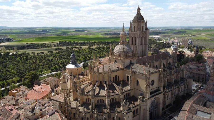 Guided tour of Segovia in Spanish: Cathedral and Alcázar - Starting at Plaza Juan Guas beside the Alcázar