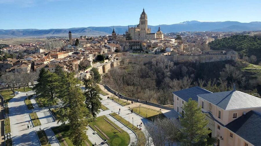 Guided tour of Segovia in Spanish: Cathedral and Alcázar - Inside the Alcázar, from fortress to royal residence