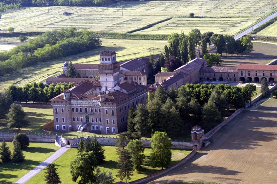 Guided tour of the Castle of Chignolo Po - The Theatre of the Birds and the 1800 hunting lodge