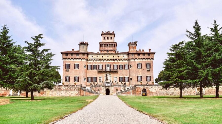 Guided tour of the Castle of Chignolo Po - Baroque facade, terraces, and gazebos