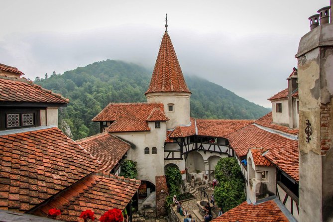 Guided visit in Spanish to the Castle of Dracula in Bran (native Spanish guide). - Inside Bran Castle with a Spanish-speaking guide