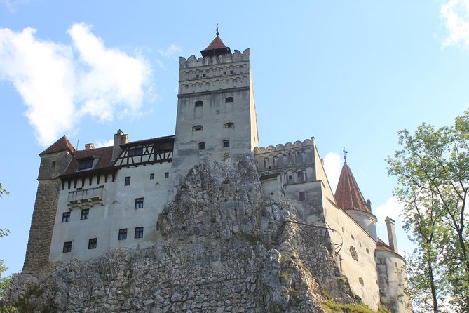 Guided visit in Spanish to the Castle of Dracula in Bran (native Spanish guide). - Meeting your guide at 9:00 a.m.