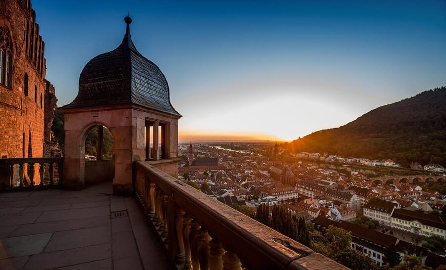 Heidelberg: Heidelberg Castle Garden & Outside Private Tour - Seeing Heidelberg from the castle courtyard