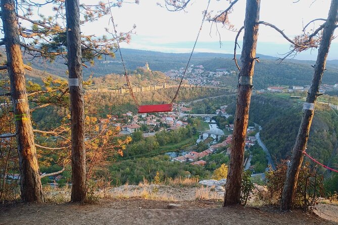 Hike Bulgaria Love Swing, Veliko Tarnovo and Tarevet Fortress - The easy hike to Love Swing from Arbanasi