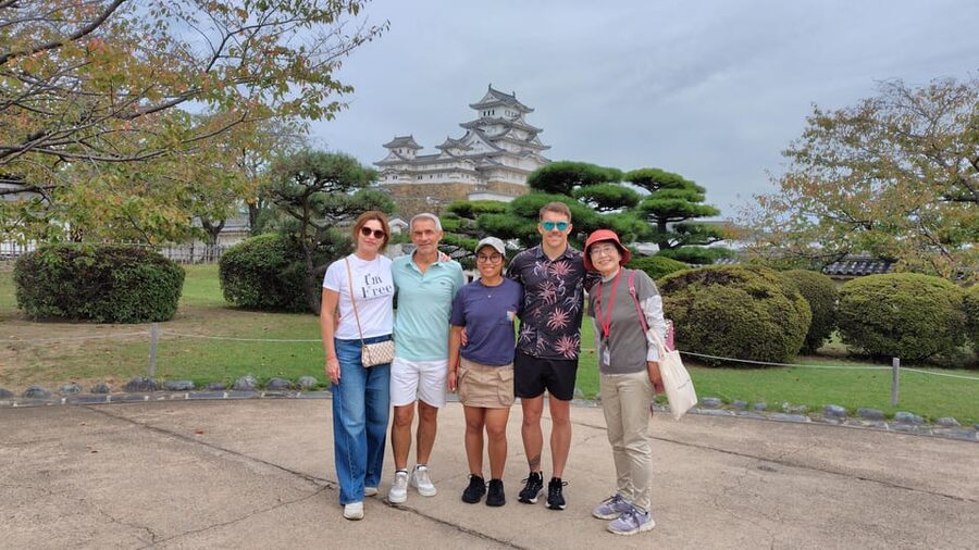 Himeji: Himeji Castle Guided Tour – UNESCO Heritage - Finding the small details around the grounds