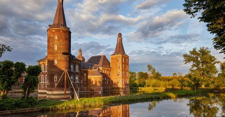 Hoensbroek: Entry Ticket to Hoensbroek Castle - Entering a castle built across seven centuries
