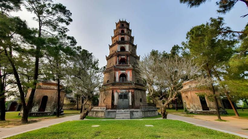 Hue: Dragon Boat Cruise, Imperial Citadel, & Market Day Trip - Gliding toward Thien Mu Pagoda on the Perfume River