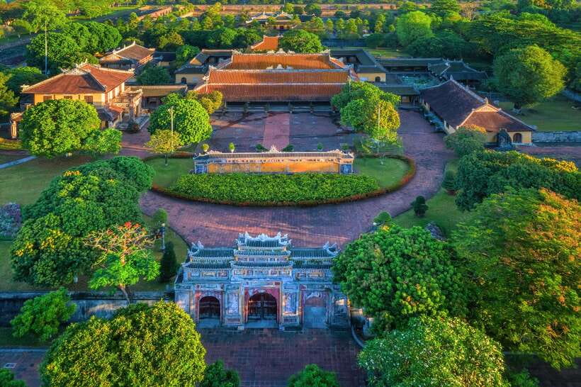 Hue: Hue Walking Tour to Imperial Citadel with Tour Guide - Thai Hoa Palace explains royal power