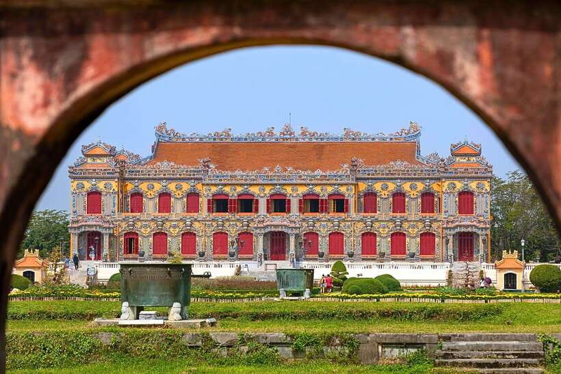 Hue: Hue Walking Tour to Imperial Citadel with Tour Guide - Ngo Mon Gate and the Flag Tower set the scene