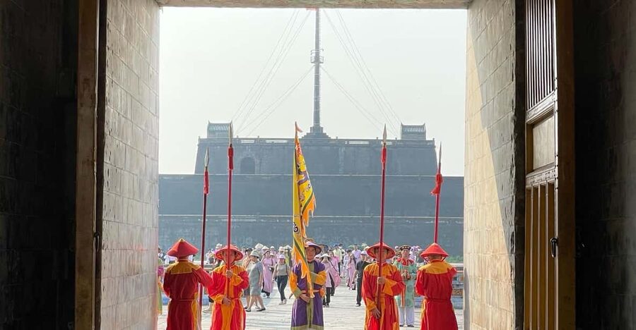 Hue Imperial City Walking Tour: Citadel & Forbidden City - Starting at the four cannons near Cửa Ngăn