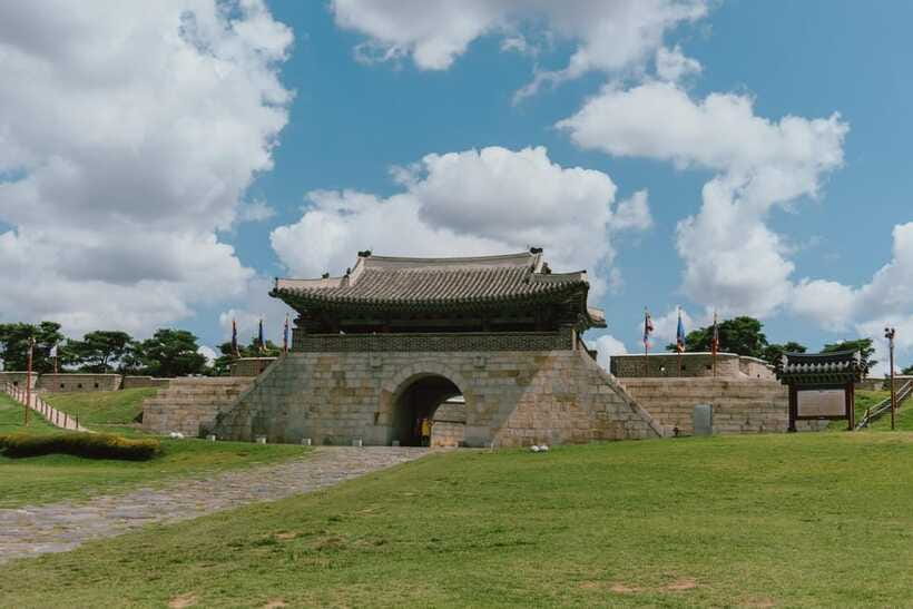 Hwaseong Fortress+Gwangmyeong Cave+Starfield Library Tour - Who should book this experience?