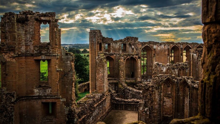 Kenilworth Castle and Elizabethan Garden Entry Ticket - Following Elizabeth I through the garden