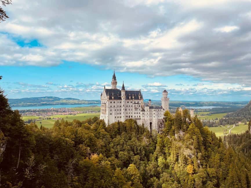 Kombi Ticket Neuschwanstein and Hohenschwangau Castle - Two Bavarian castles, two very different moods