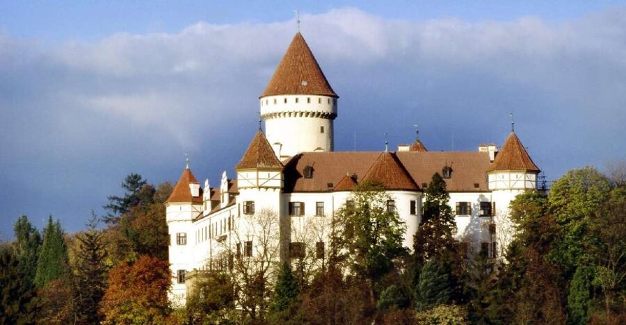 Konopiště: Chateau Tour from Prague - Arriving at Konopiště and reaching the entrance