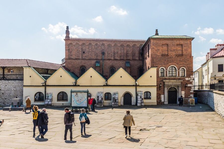 Kraków: 3-Day Wawel Castle, Wieliczka, and Auschwitz Tour - Meeting point, clothing, and daily practicalities