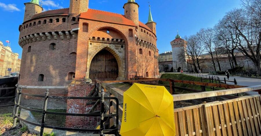 Kraków: Old Town & Wawel Castle Walking Tour in English - Key points at a glance