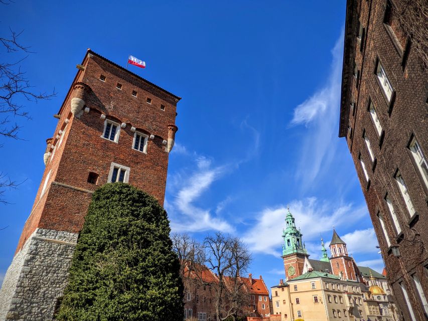 Kraków: Old Town & Wawel Castle Walking Tour in English - Starting between St. Florian’s Gate and the Barbican