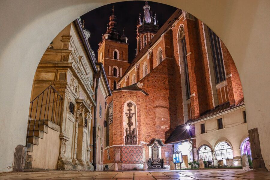 Kraków: Old Town & Wawel Castle Walking Tour in English - The Main Market Square and Cloth Hall