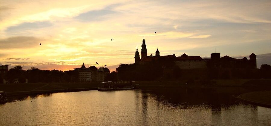 Krakow: Skip the Line Wawel Castle & Cathedral Private Tour - Courtyards, walls, and the view from Wawel