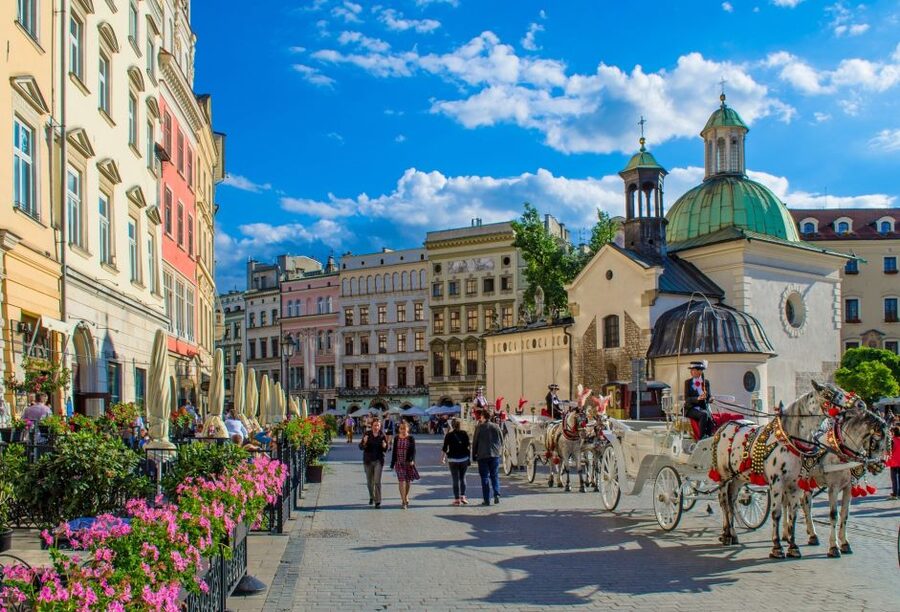 Krakow: Skip-the-Line Wawel Castle & Old Town Guided Tour - The Cloth Hall and Krakow’s trading past