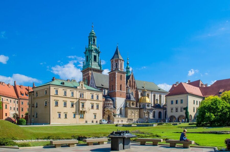Krakow: Skip-the-Line Wawel Castle & Old Town Guided Tour - How the four to five hours feel
