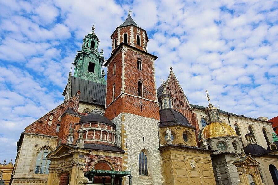Krakow: Skip-the-Line Wawel Castle & Old Town Guided Tour - Guide quality and language choices