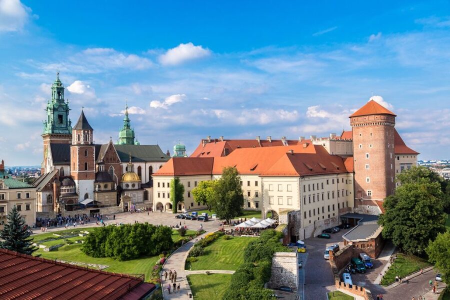 Krakow: Wawel Castle and Cathedral Guided Tour - Entering Wawel Castle’s royal interiors