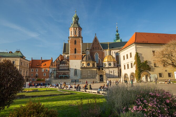 Krakow: Wawel Castle & Cathedral Guided Tour - The castle rooms: royal comfort with political weight
