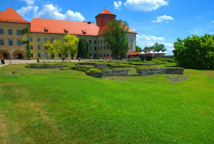 Krakow: Wawel Castle Guided Tour with Entry Tickets - What the tour does not include
