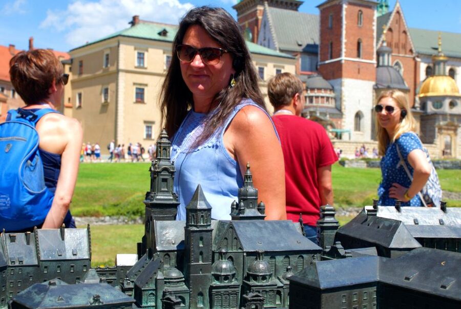 Krakow: Wawel Castle Guided Tour with Entry Tickets - Finding the meeting point on Kanonicza Street