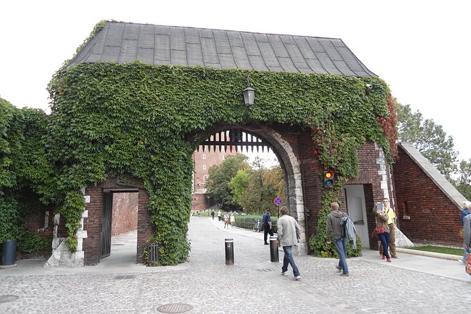 Krakow: Wawel Castle Guided Tour - Starting with the royal apartments and exhibitions