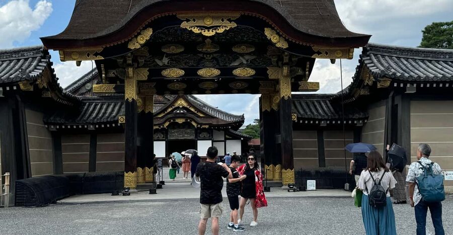 Kyoto: Nijo Castle & Gardens 2-Hour Guided Tour - Key points at a glance