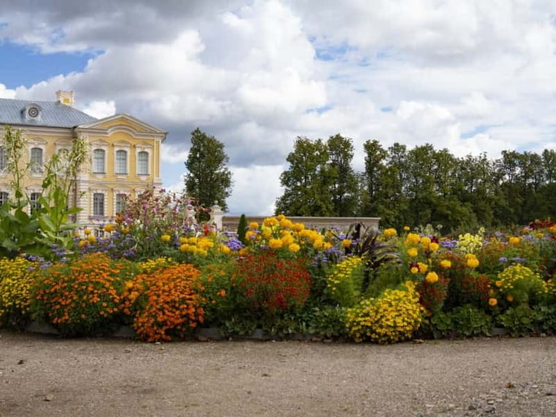 Latvian Palace and Medieval Castle Private Trip - The guide question matters
