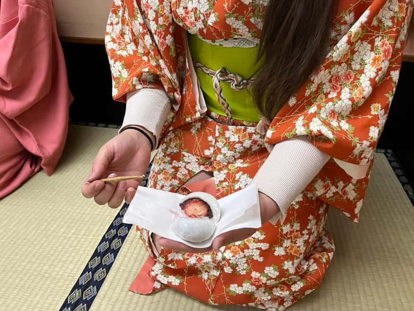 Learn Zen in a class of making Matcha tea near Osaka Castle - The tea room as an equal space
