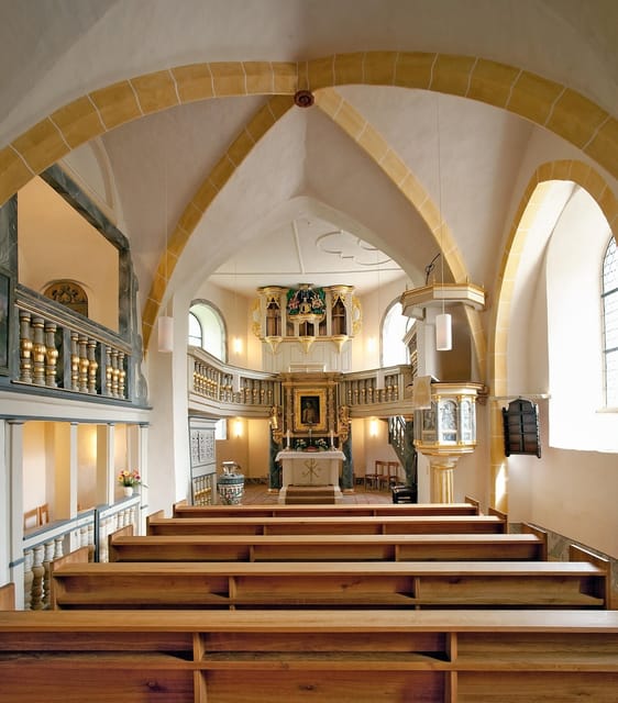 Lichtenwalde Castle: Guided tour - The castle chapel and courtyard