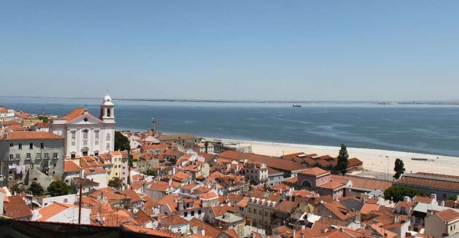 Lisbon: Alfama and São Jorge Castle Quarters Walking Tour - Guides, languages, and group feel
