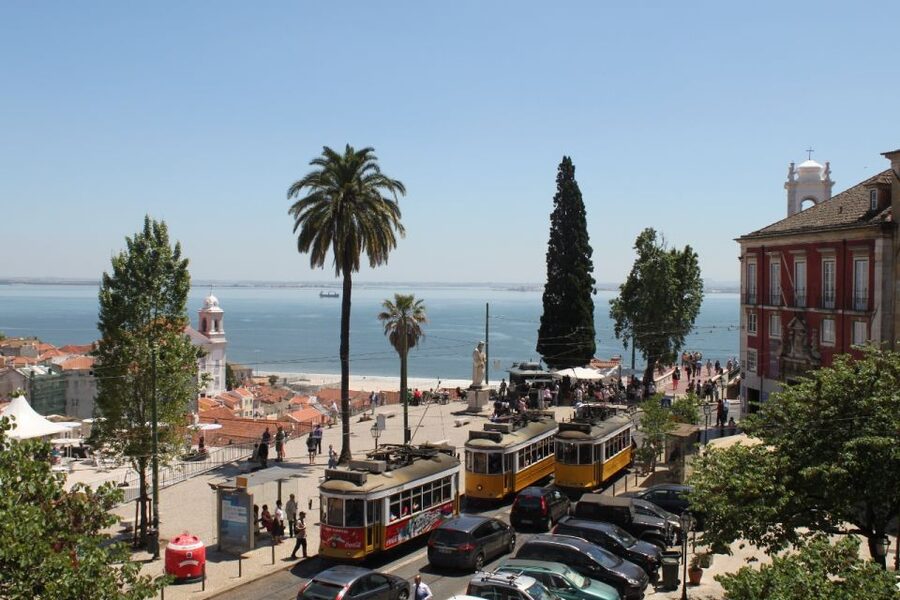 Lisbon: Alfama and São Jorge Castle Quarters Walking Tour - Lisbon Cathedral and its changing styles