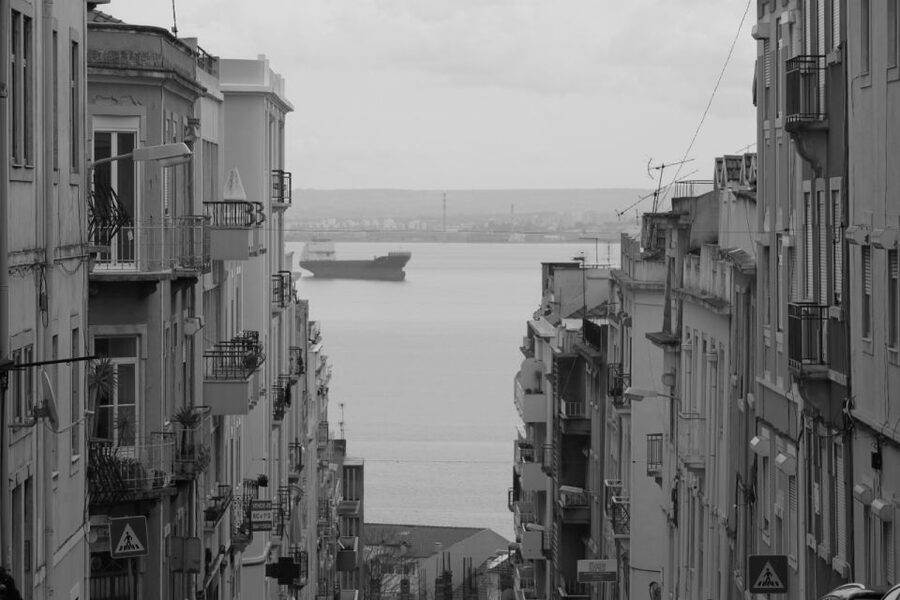 Lisbon: Alfama and São Jorge Castle Quarters Walking Tour - Seeing São Jorge Castle without entering