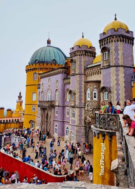 Lisbon: Pena Palace, Qta Regaleira, Moorish Castle & Cascais - Lunch and free time in Sintra town