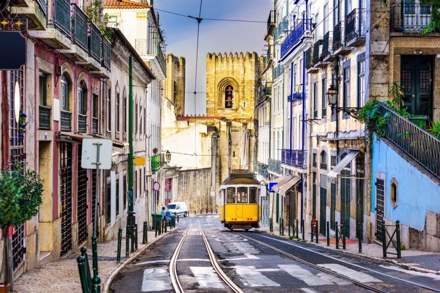 Lisbon: São Jorge Castle E-Ticket and Audio Guide - The first look: Martim Moniz Door and the castle approach