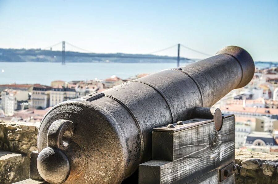 Lisbon: Sao Jorge Castle Skip-the-Line Ticket with Guide - Key points at a glance