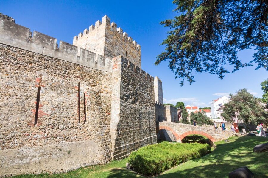 Lisbon: Sao Jorge Castle Skip-the-Line Ticket with Guide - Inside the medieval complex: walls, towers, and a story to follow